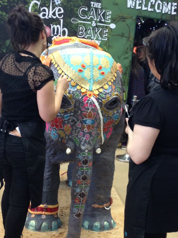 Baby elephant cake sculpture